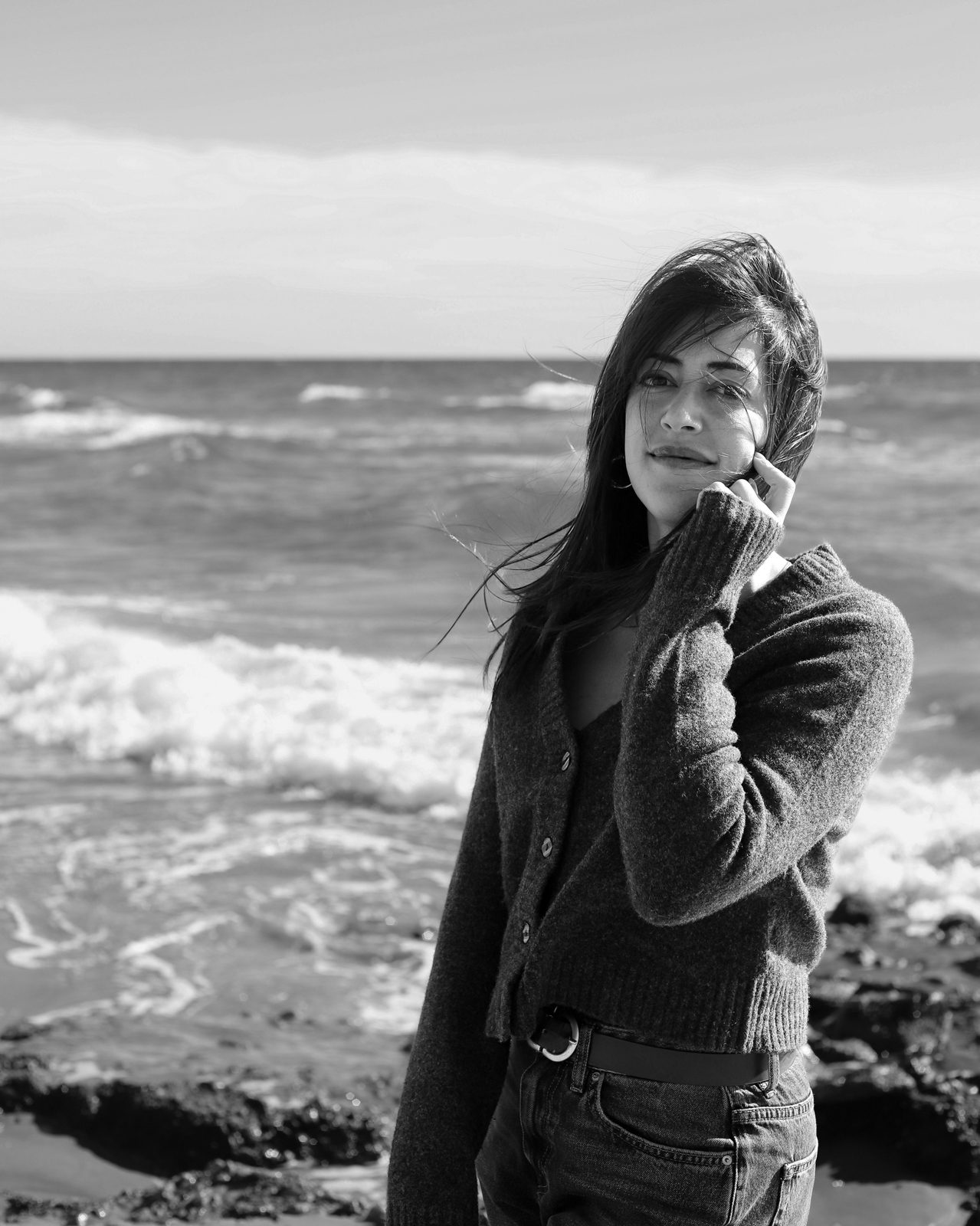 Retrato en blanco y negro de Carmen Lazo junto al mar